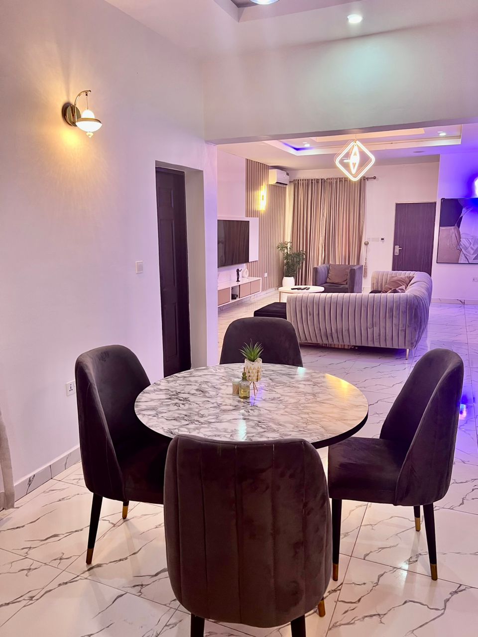 4-bedroom luxury apartment. Yard.