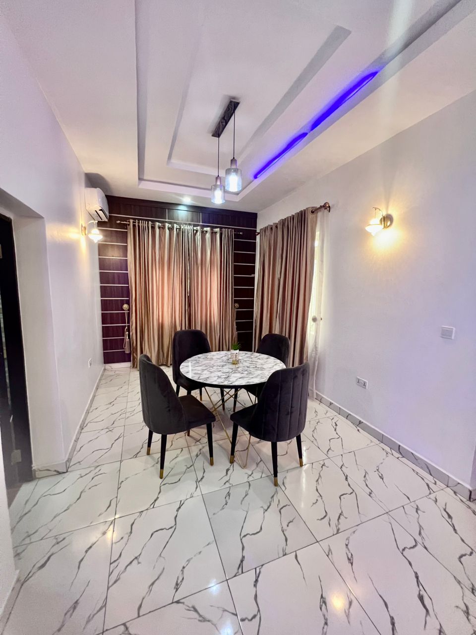 4-bedroom luxury apartment. Yard.