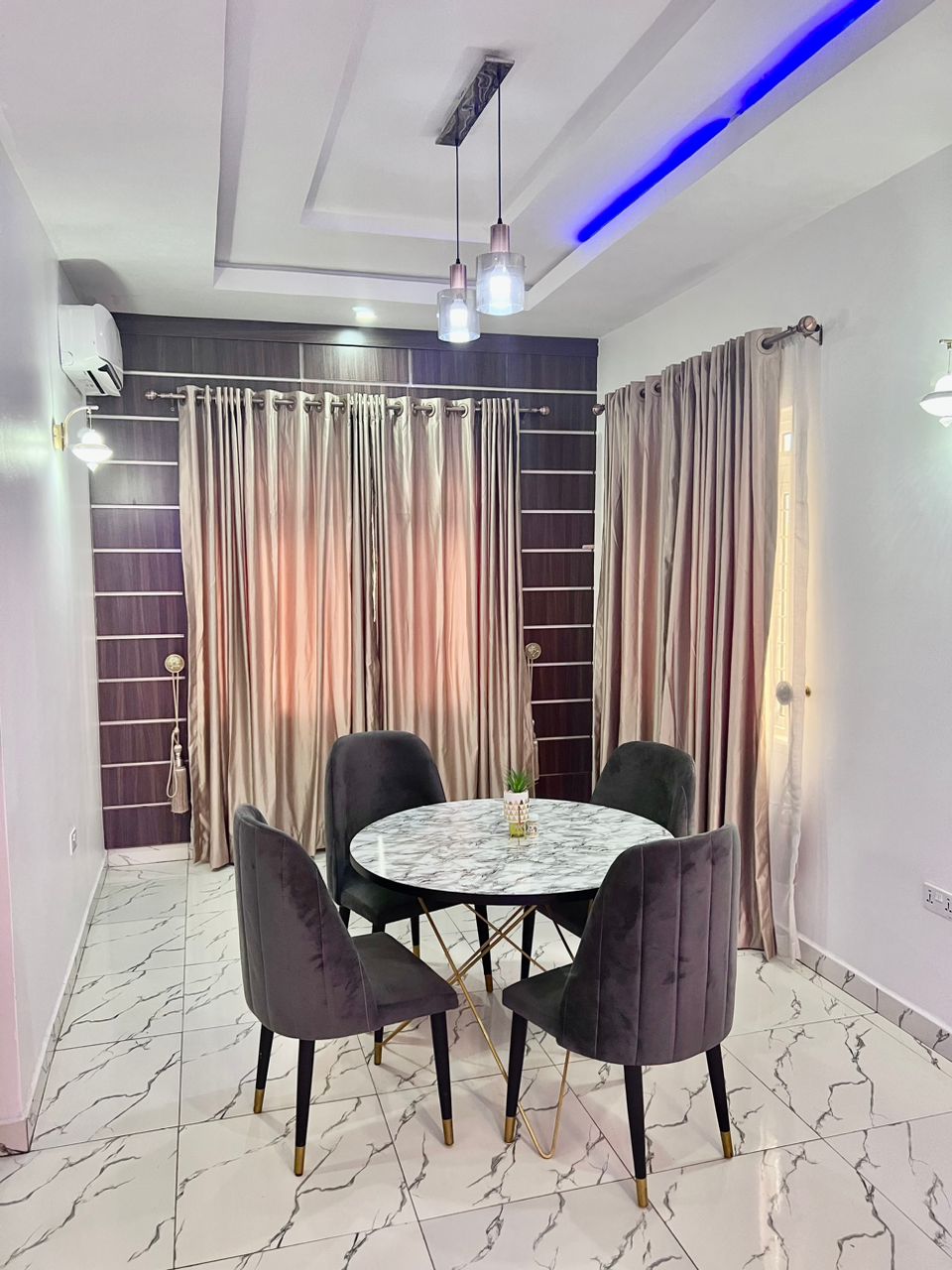 4-bedroom luxury apartment. Yard.