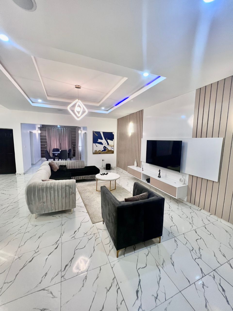 4-bedroom luxury apartment. Yard.