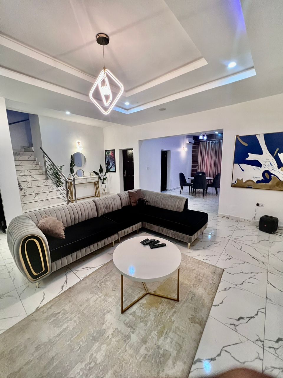 4-bedroom luxury apartment. Yard.