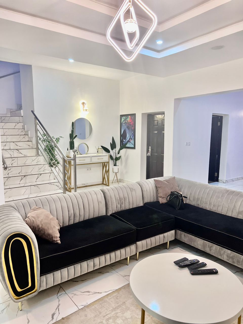 4-bedroom luxury apartment. Yard.