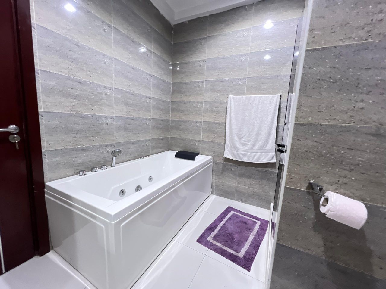 Spacious luxury 2-bedroom apartment – Nomsify